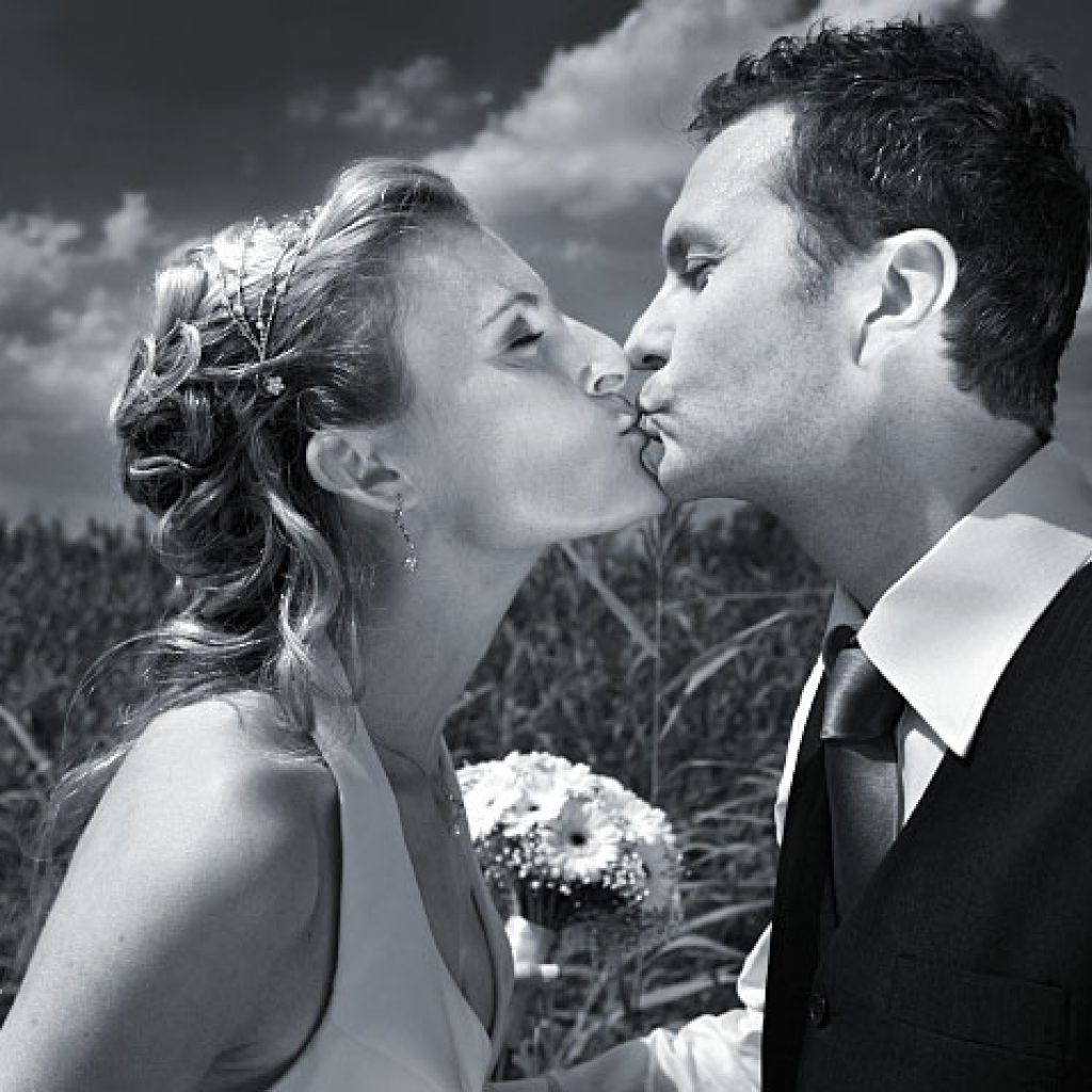 Der richtige Hochzeitsfotograf gewählt?
Wie kann ein solches Fest besser festgehalten werden als mit wunderschönen, persönlichen und charakteristischen Traumfotos?